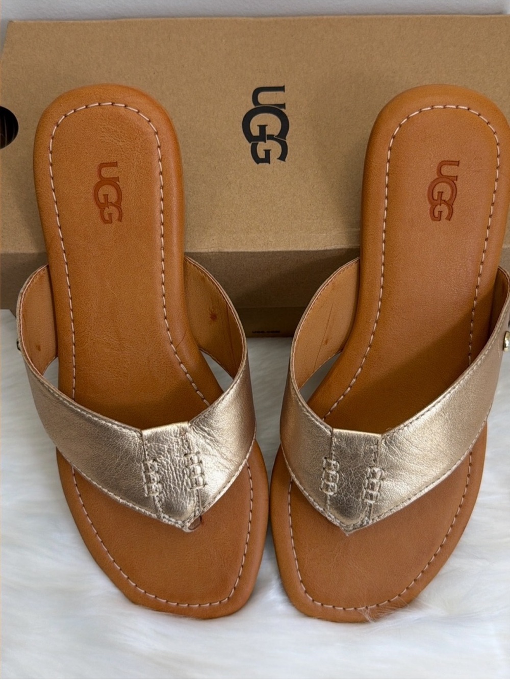 NIB UGG Women’s Carey Gold Metallic Leather Flip Sandals Size 6.5 - Picture 11 of 16